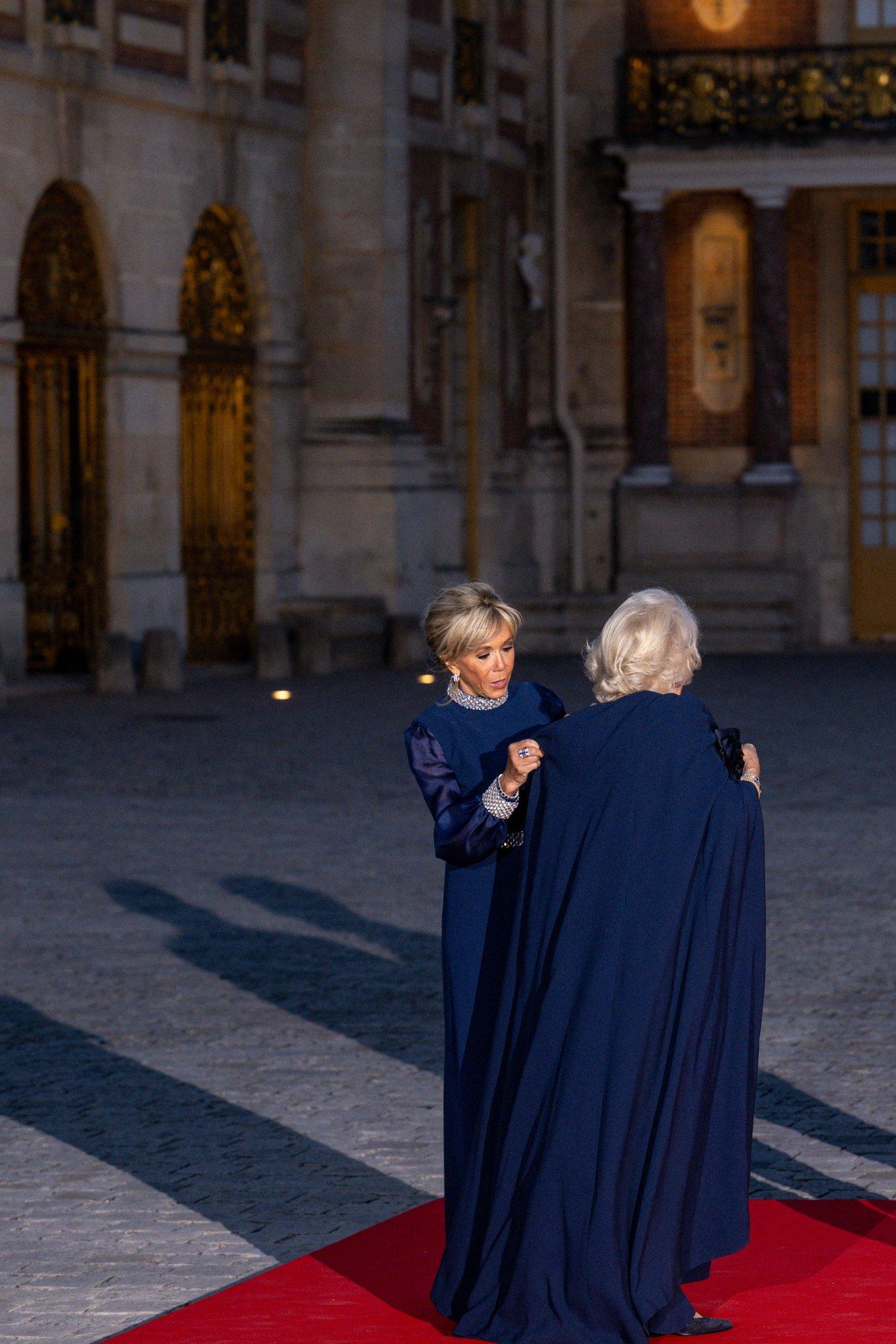 ФОТО: Королева Камилла во время визита во Францию надела украшения  Елизаветы II