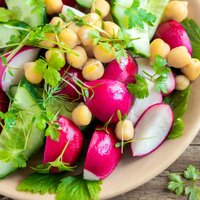 Redīsi – kraukšķīgi un figūrai draudzīgi: 18 receptes salātiem bez treknām mērcēm