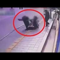 Video: Divi korejieši pēkšņi iekrīt peronā