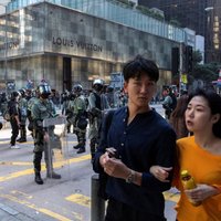 Protestu dēļ Honkonga piedzīvo pirmo recesiju desmitgades laikā