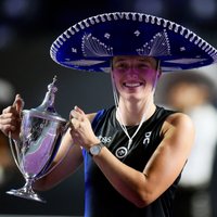 Neapturamā Švjonteka triumfē 'WTA Finals' un atgriežas pasaules ranga pirmajā vietā