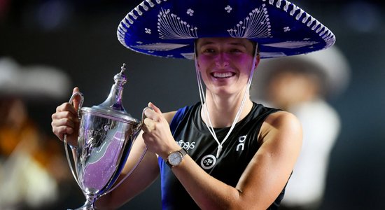 Neapturamā Švjonteka triumfē 'WTA Finals' un atgriežas pasaules ranga pirmajā vietā