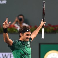 Federers pārliecinoši sakauj Nadalu Indianvelsas ceturtajā kārtā