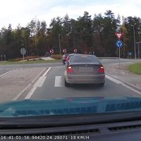 Video: Agresīvs BMW vadītājs veic negantu apdzīšanas manevru