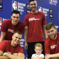 Apburošs foto: Bertāna dēliņš lepni pozē starp latviešu NBA zvaigznēm