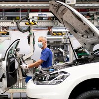 Toyota, VW и другие автогиганты останавливают производство: в мире и в Латвии ожидается дефицит машин