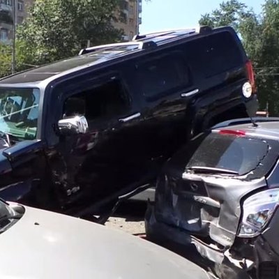 Video: Pārgalvīgs 'Hummer' vadītājs Maskavā uzbrauc uz vieglo auto jumtiem