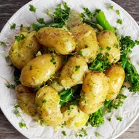 Kā jaunos kartupeļus izvārīt divtik ātri un ar kādām piedevām pasniegt
