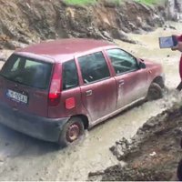 Video: Parasts 'Fiat' hečbeks apvidus auto sacensībās Slovākijā izbrauc džipu trasi