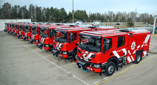 Foto: VUGD saņem pirmās no kopumā 58 jaunajām 'Scania' ugunsdzēsības autocisternām
