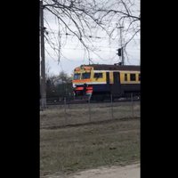 Aculiecinieka video: Jaunieši Rīgā vizinās, pieķērušies vilciena vagonam