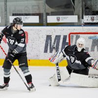 'Rīga' hokejisti otro reizi divās dienās piekāpjas papildlaikā; Brūveris atvaira 54 metienus