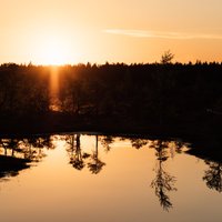 Foto: Reibinoši skaists saulriets Ķemeru purvā