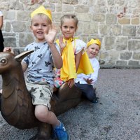 Foto: Jaunais bērnu laukums-vides objekts 'Labirints' pie Rīgas Doma