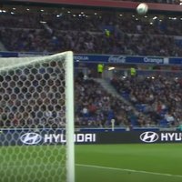 Video: Lionas 'Olympique' spēlētājs gūst iespaidīgus vārtus no laukuma centra