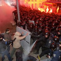 Kijevā protestētāju un drošības struktūru sadursmēs ievainoti 300 cilvēki