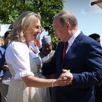 Kāzās ar Putinu dejojusī Austrijas eksministre pārcelsies uz Sanktpēterburgu