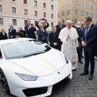 Romas pāvestam autoražotājs uzdāvinājis 'Lamborghini' superauto