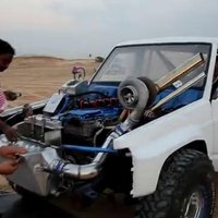 Video: arābu dragreiss smiltīs ar jaudīgiem džipiem