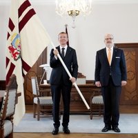 Левитс символически передал Ринкевичу ключи от Рижского замка и президентский штандарт
