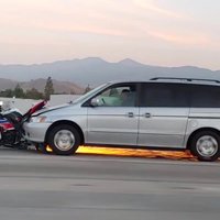 Video: Kalifornijā autovadītājs, dzirkstelēm šķīstot, turpina stumt notriekto motociklu
