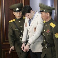 Ziemeļkorejā piespriež amerikāņu studentam 15 gadus spaidu darbos