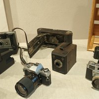 ВИДЕО. В Елгаве открылась выставка старинных фотоаппаратов. Самый старый из них 1903 года