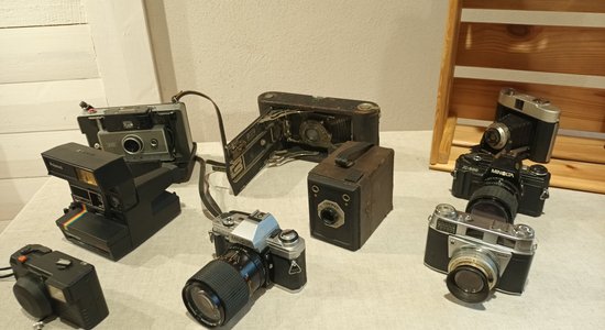 ВИДЕО. В Елгаве открылась выставка старинных фотоаппаратов. Самый старый из них 1903 года