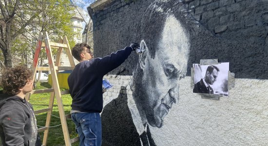 Vīnē pie padomju pieminekļa grafiti mākslinieks iemūžina Navaļnija seju