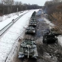 Gandrīz puse Krievijas spēku pie Ukrainas ir uzbrukuma pozīcijās, atklāj ASV amatpersona