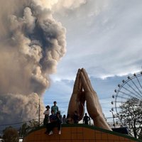 Vulkāna aktivitātes dēļ Filipīnās evakuē tūkstošiem cilvēku
