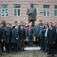 В Москве открыли памятник Жириновскому под гимн "Боже, царя храни!"