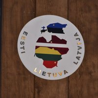 Video: Baltijas ceļa 25. gadadienai veltīta pieminekļa atklāšana Lietuvā