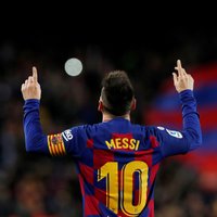 Messi ar 'hat-trick' kaldina 'Barcelona' pārliecinošu uzvaru