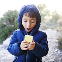 Kas jāņem vērā, uzticot bērnam pirmo viedtālruni? Skaidro eksperte