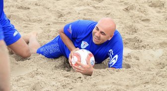 Пляжный футбол: звезды против конкурсантов