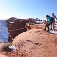 Video: Puisis draudzeni nogrūž no kanjona