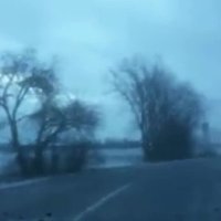 Video: 'Emīl, izbeidz driftus taisīt!', un auto noslīd no ceļa