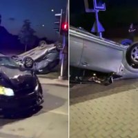 Video: Sadursmē Liepājā BMW uz jumta apgāzis 'Toyota' spēkratu