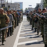 Separātisti Doņeckas ielās izrāda 'kaujas trofejas' – Ukrainas armijas gūstekņus