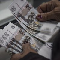Krievijas rublis turpina krist: Vērtība pret ASV dolāru pārsniegusi 60 rubļu