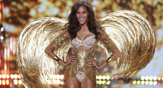 ФОТО: В Лондоне показали сексуальных ангелов и девушек в белье Victoria`s Secret