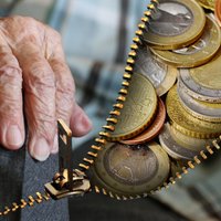 Apsver iespēju no 2023. gada Latvijā noteikt bāzes pensiju, pauž LM
