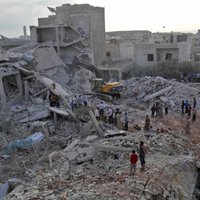 Gaisa uzbrukumos Idlibā nogalināti vismaz 44 cilvēki