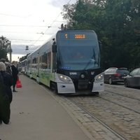 Video: Rīgā likstas piemeklējušas 1. tramvaju