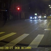 Video: Sarkanā gaisma nav šķērslis kādam taksometra vadītājam Rīgā