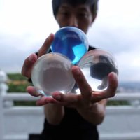 Hipnotisks video: Meistarīgs žonglieris pārsteidz ar savām kustībām