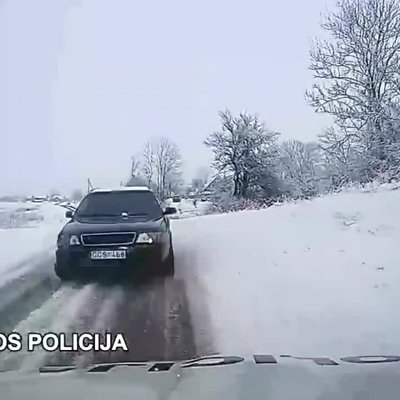Video: Lietuvā 'Audi' frontāli saduras ar policijas patruļmašīnu