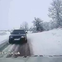Video: Lietuvā 'Audi' frontāli saduras ar policijas patruļmašīnu