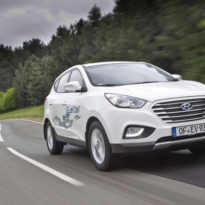 Ūdeņraža 'Hyundai' ar vienu bāku šķērso Skandināviju